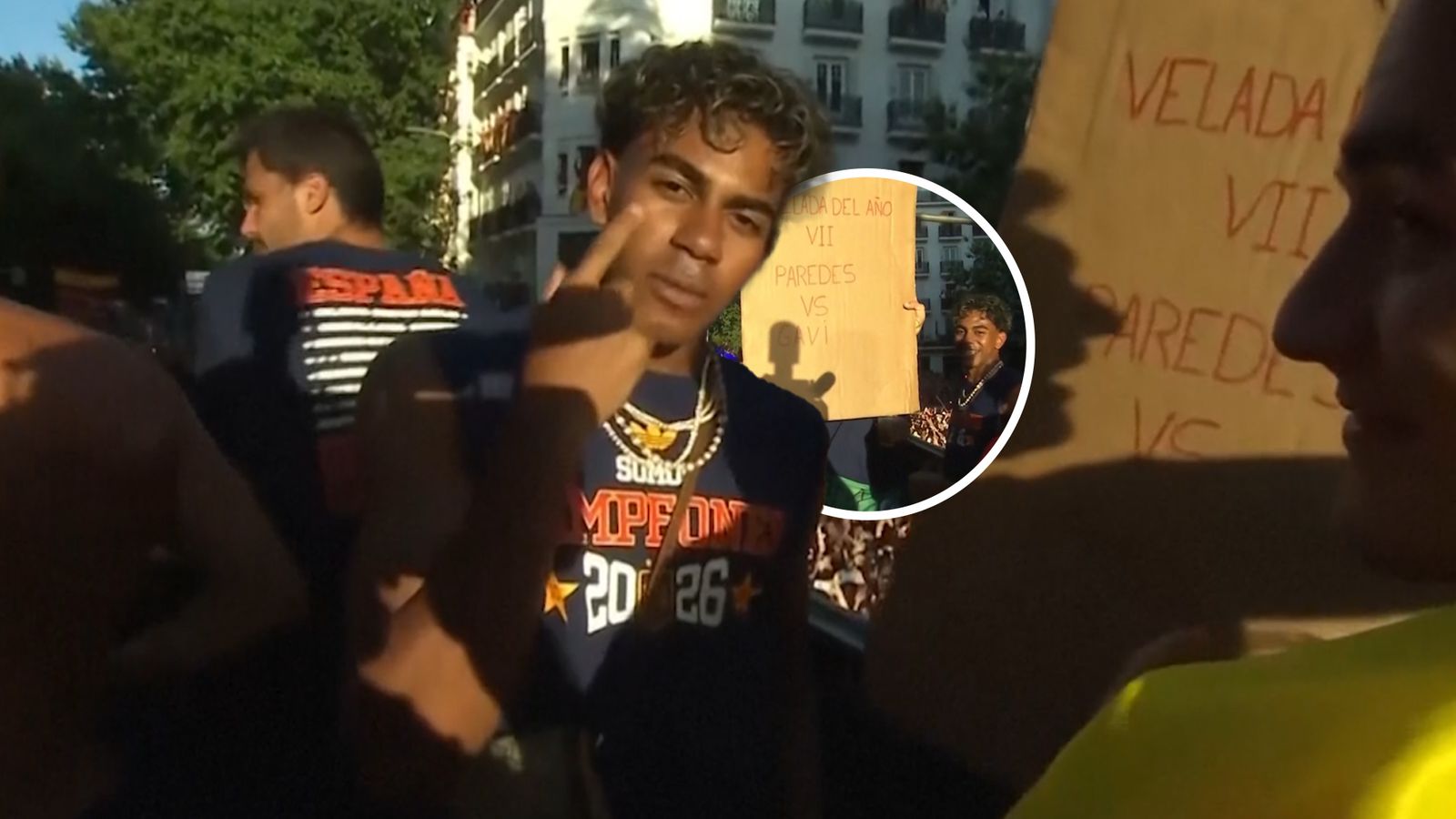 拉米内·亚马尔在世界杯游行中展示帕雷德斯与加维的标语:年度之战!